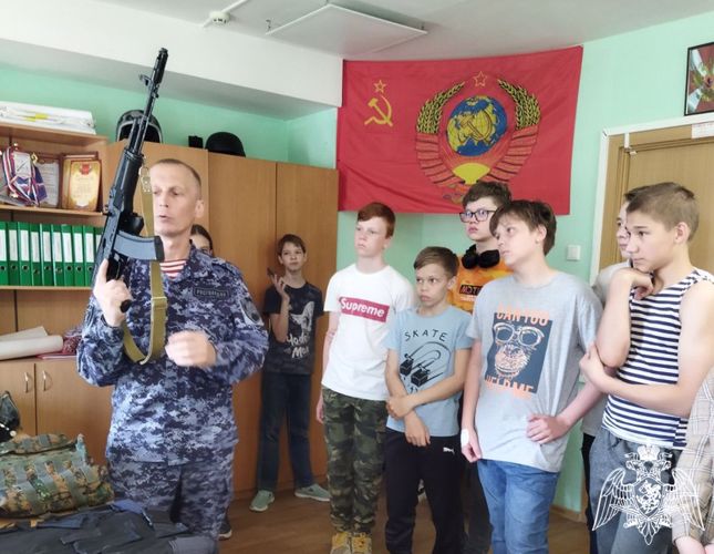 В Кирове росгвардейцы провели для школьников "День открытых дверей"
