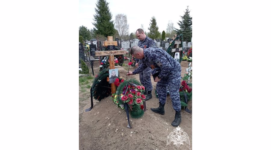 В Кирове росгвардейцы в преддверии Дня Победы почтили память коллег, погибших при исполнении служебного долга
