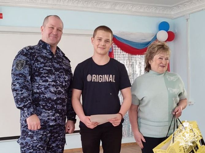 В Кирове росгвардейцы поздравили своих подшефных с Днем защиты детей и успешным окончанием учебного года