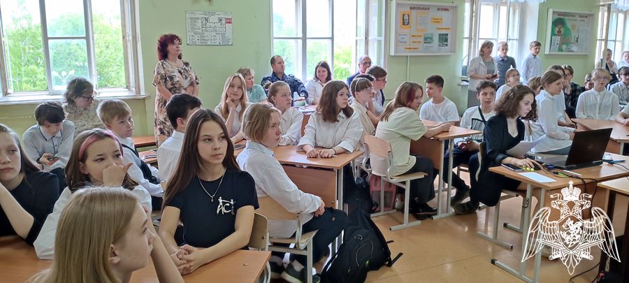 В Кирове росгвардейцы приняли участие в торжественном открытии первичного отделения "Движения первых" в подшефной школе