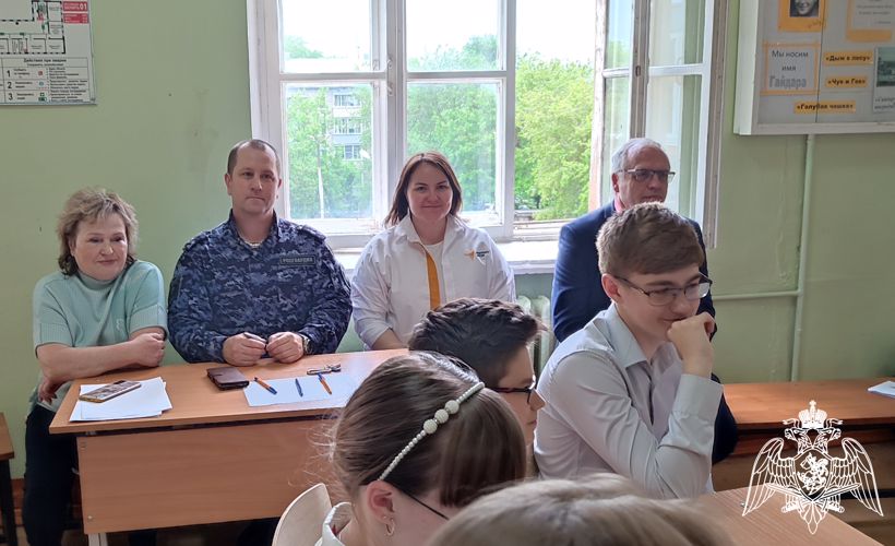 В Кирове росгвардейцы приняли участие в торжественном открытии первичного отделения "Движения первых" в подшефной школе