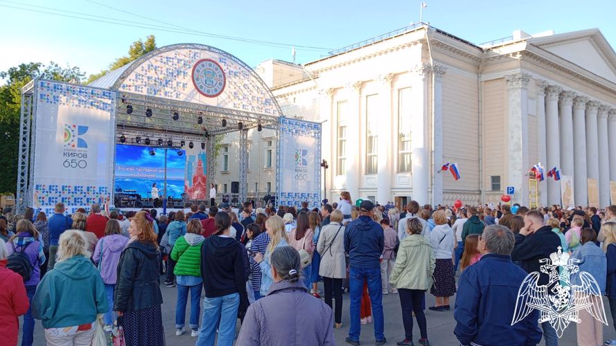 Кировские росгвардейцы обеспечили безопасность граждан в День России