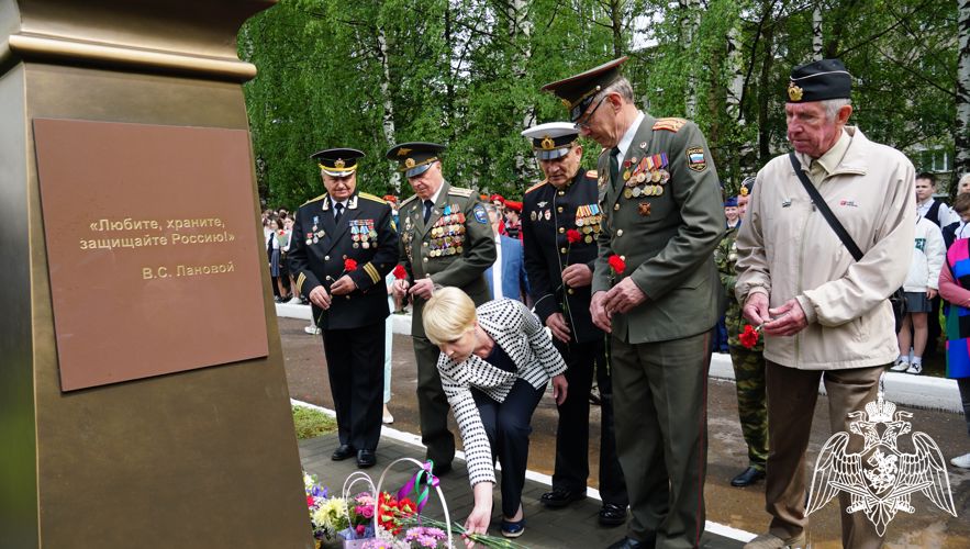 В Кирове военный оркестр Росгвардии обеспечил музыкальное сопровождение открытия памятника народному артисту Василию Лановому 