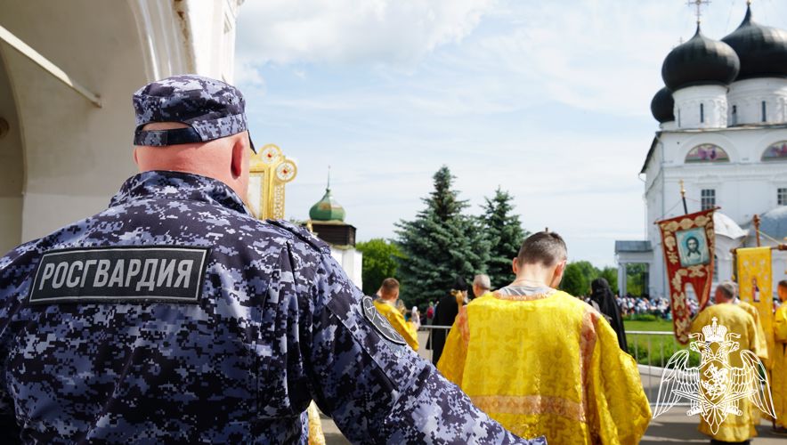 В Кировской области росгвардейцы обеспечивают безопасность участников Великорецкого крестного хода (фото, видео)
