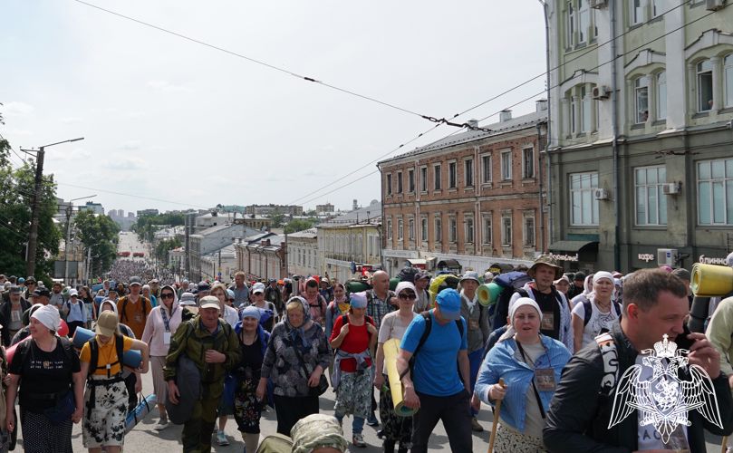В Кировской области росгвардейцы обеспечивают безопасность участников Великорецкого крестного хода (фото, видео)