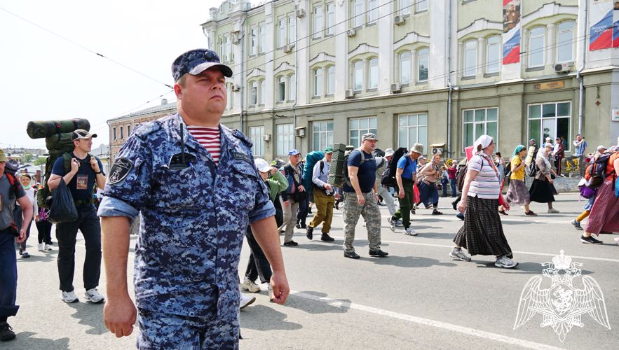 В Кировской области росгвардейцы обеспечивают безопасность участников Великорецкого крестного хода (фото, видео)