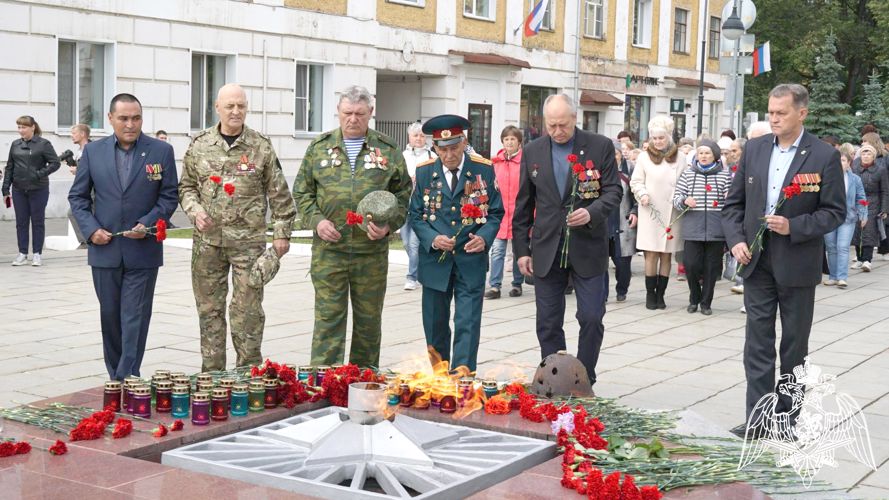 В Кирове военнослужащие и сотрудники Росгвардии возложили цветы к Вечному огню