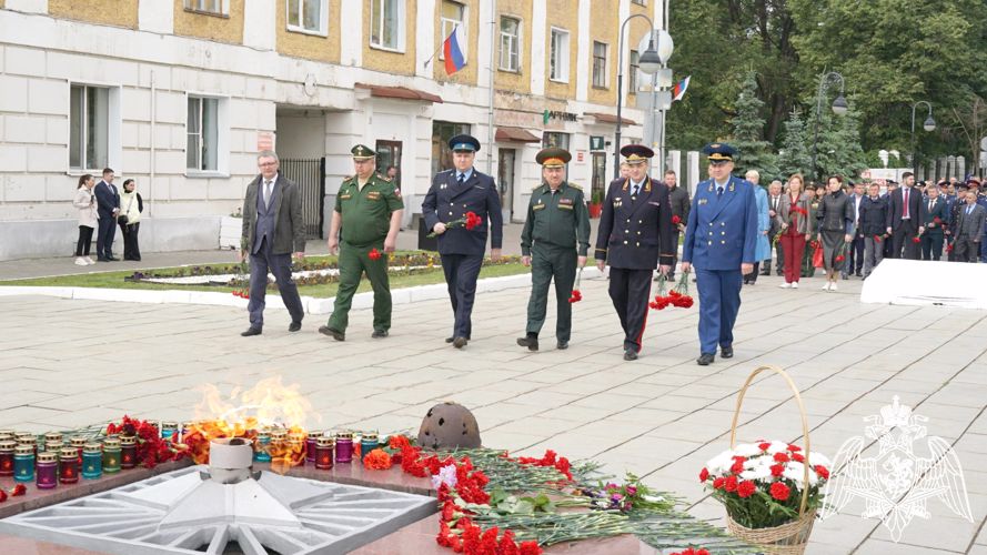 В Кирове военнослужащие и сотрудники Росгвардии возложили цветы к Вечному огню