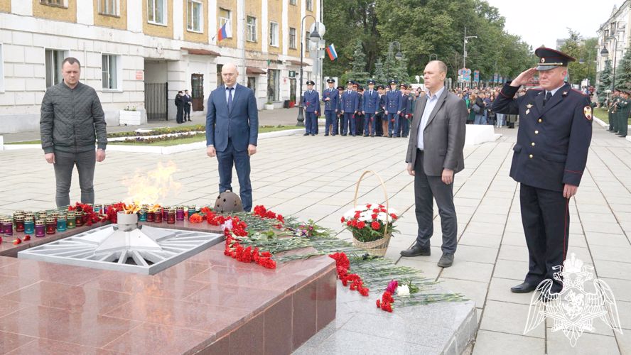 В Кирове военнослужащие и сотрудники Росгвардии возложили цветы к Вечному огню