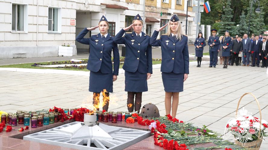В Кирове военнослужащие и сотрудники Росгвардии возложили цветы к Вечному огню