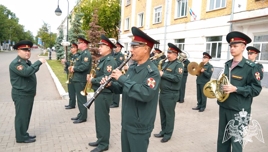 В Кирове военнослужащие и сотрудники Росгвардии возложили цветы к Вечному огню