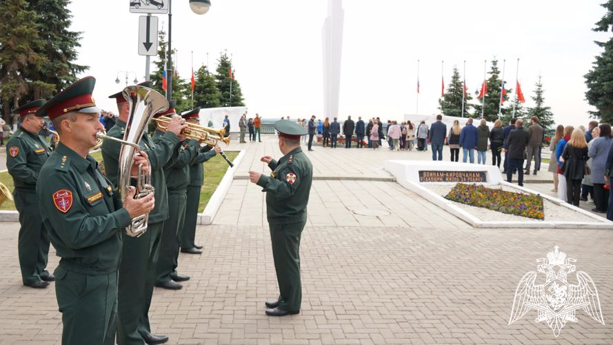 В Кирове военнослужащие и сотрудники Росгвардии возложили цветы к Вечному огню