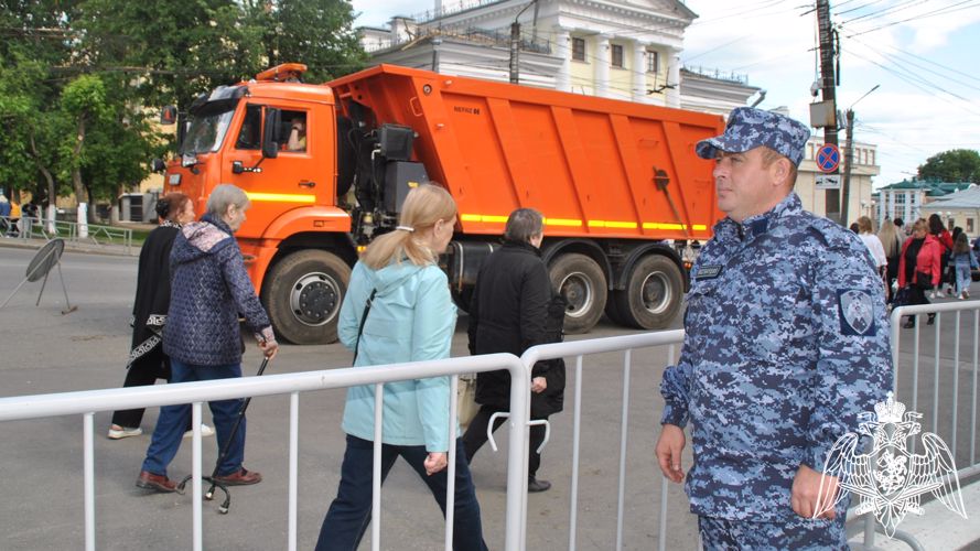 Кировские росгвардейцы обеспечили безопасность граждан в День России