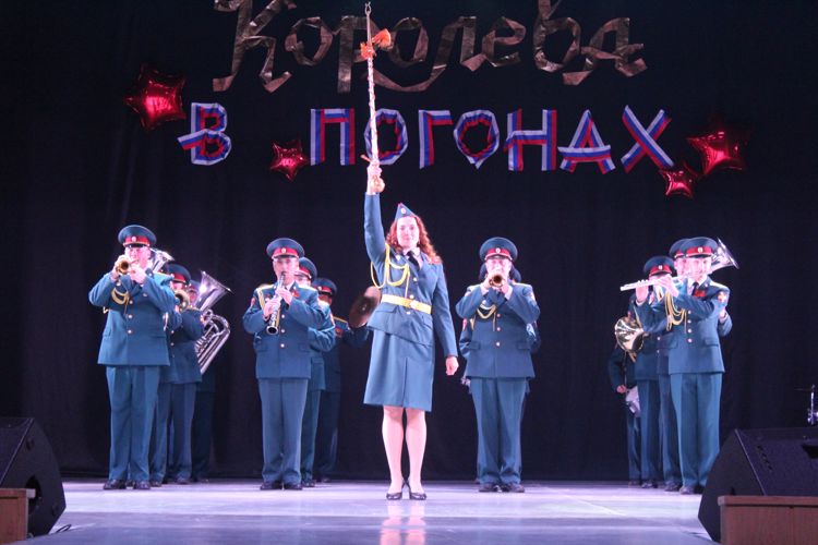 На сцене «Королева в погонах»