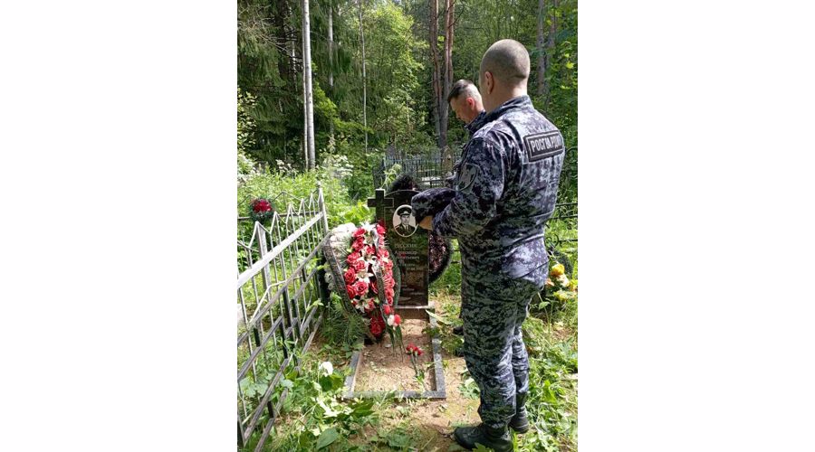 К Дню памяти и скорби в отделе вневедомственной охраны по городу Кирову организована выставка рисунков учащихся подшефных школ