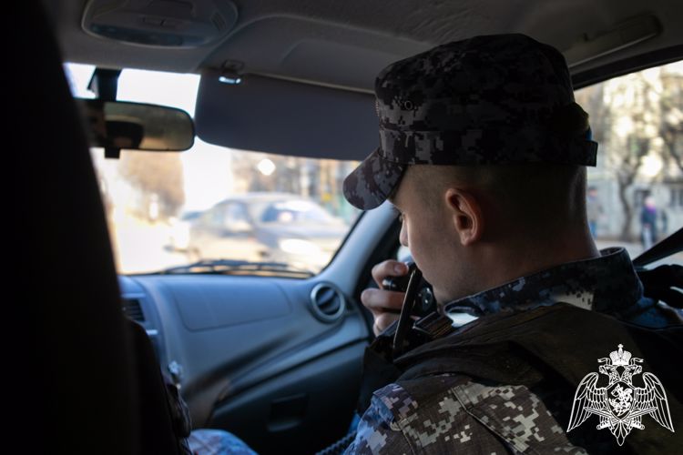 В Кирове росгвардейцы задержали гражданина, находящегося в розыске за серию краж