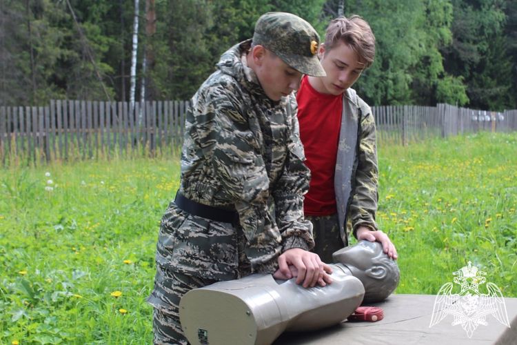 Медики военного госпиталя Росгвардии стали инструкторами курсантов профильной смены «Юнармейское лето»