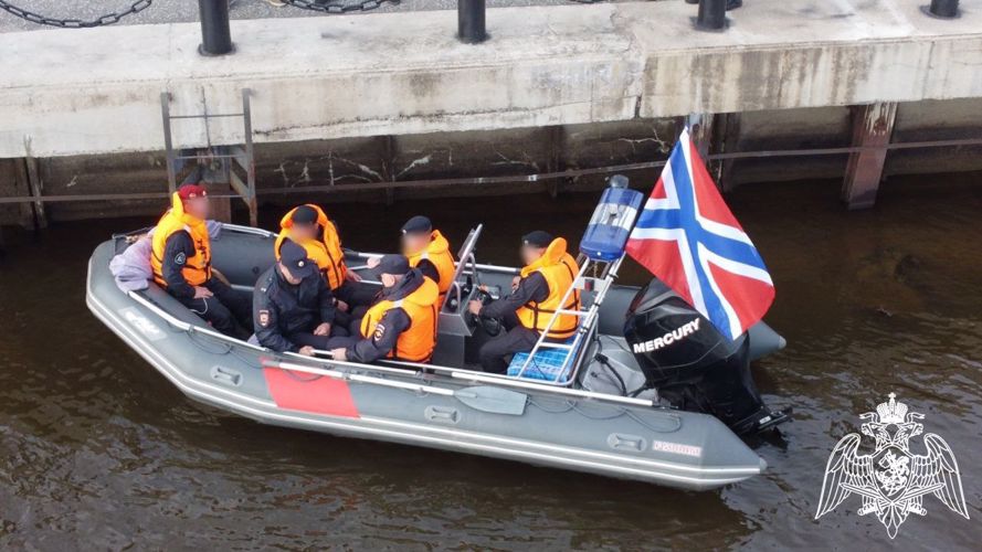 В Омутнинске росгвардейцы патрулировали акваторию пруда во время празднования Дня металлурга и юбилея города