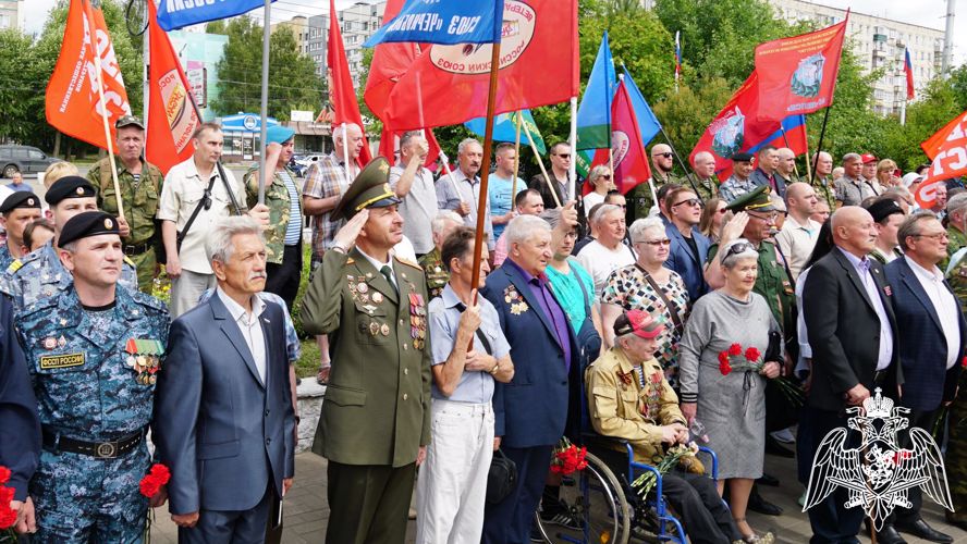 Сотрудники и ветераны Росгвардии почтили память погибших товарищей