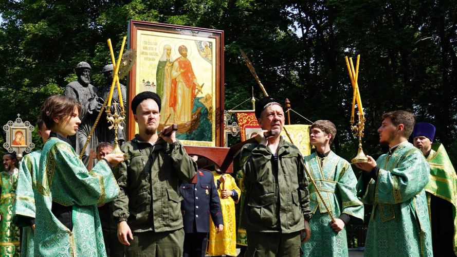 Росгвардейцы обеспечили охрану общественного порядка в День семьи, любви и верности (фоторепортаж)