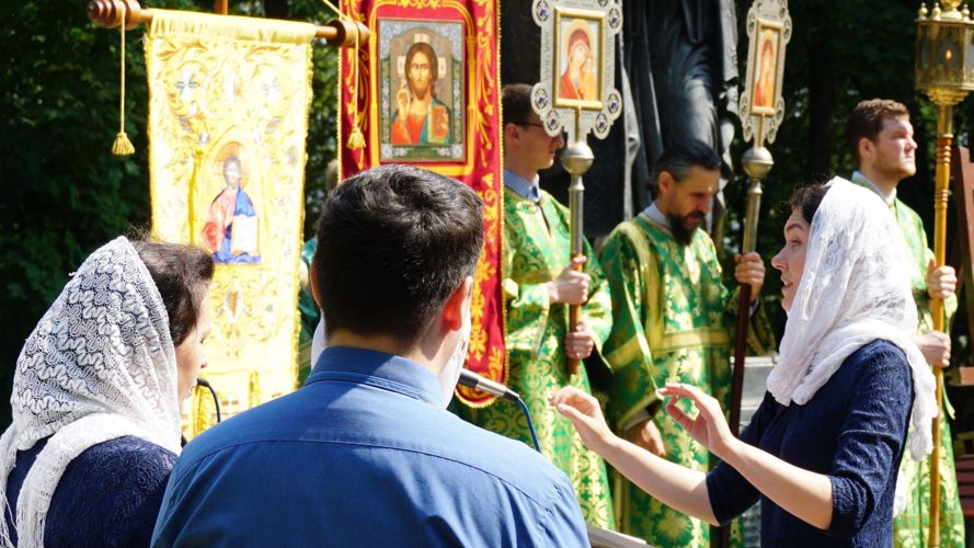 Росгвардейцы обеспечили охрану общественного порядка в День семьи, любви и верности (фоторепортаж)