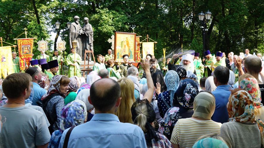 Росгвардейцы обеспечили охрану общественного порядка в День семьи, любви и верности (фоторепортаж)