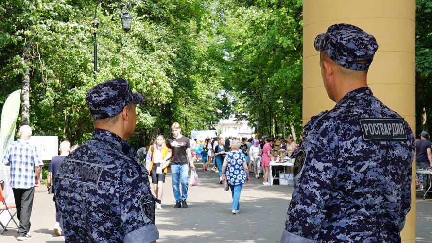 Росгвардейцы обеспечили охрану общественного порядка в День семьи, любви и верности (фоторепортаж)