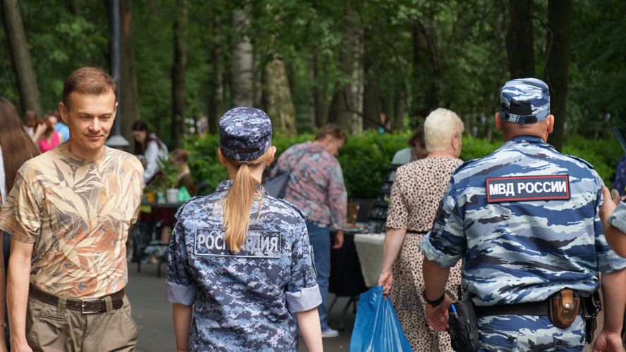 Росгвардейцы обеспечили охрану общественного порядка в День семьи, любви и верности (фоторепортаж)