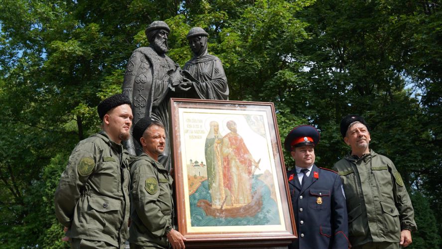 Росгвардейцы обеспечили охрану общественного порядка в День семьи, любви и верности (фоторепортаж)