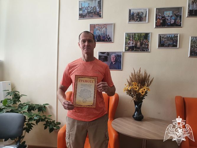 Руководитель кировского центра социального обслуживания населения поблагодарил ветерана Росгвардии за сотрудничество