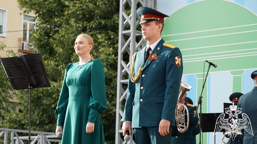 Оркестр Росгвардии «Северная звезда» порадовал кировчан концертом ко Дню Государственного флага