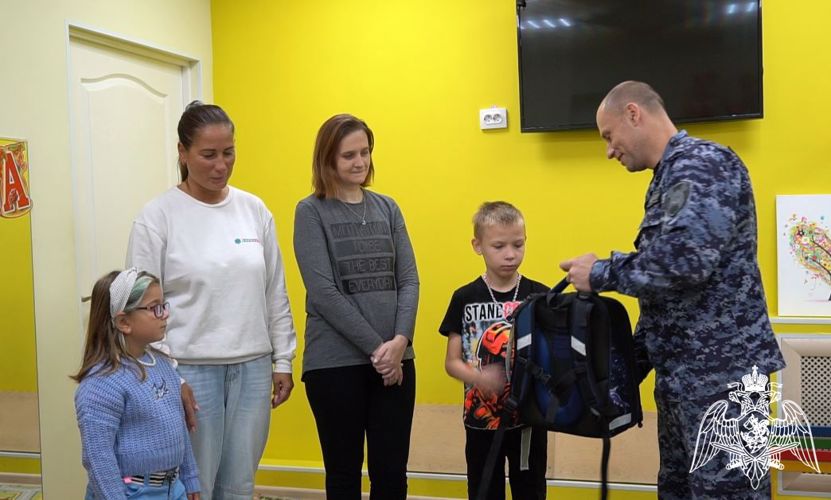 В Кирове росгвардейцы приняли участие в акции «Собери ребенка в школу»