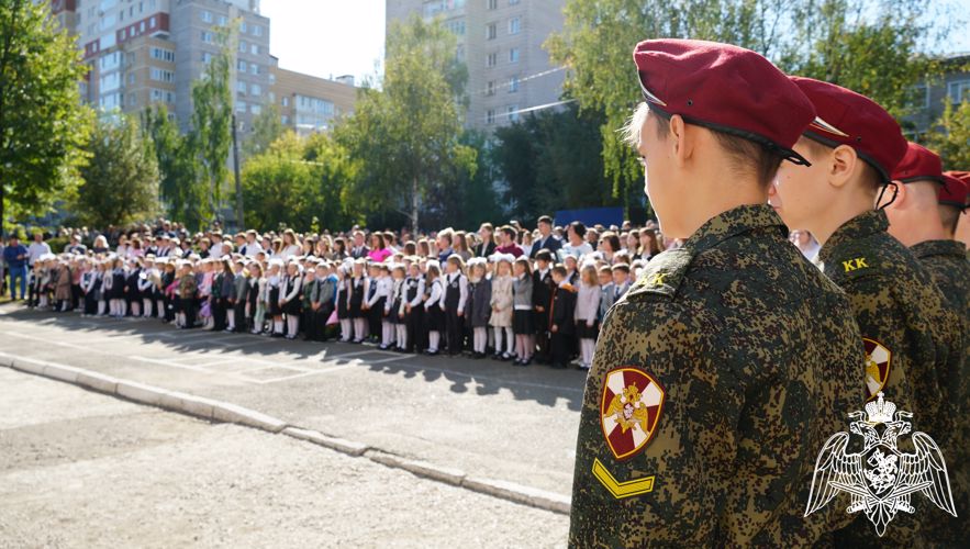 В Кирове росгвардейцы поздравили подшефных учеников с Днем знаний