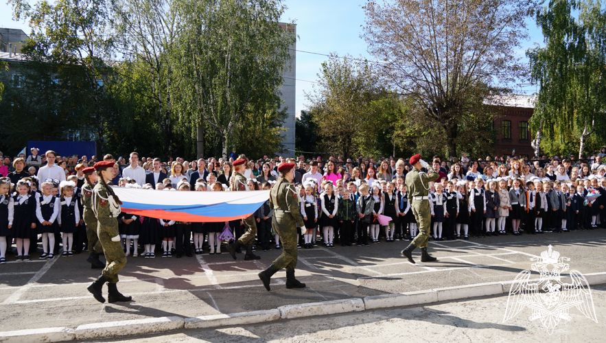 В Кирове росгвардейцы поздравили подшефных учеников с Днем знаний