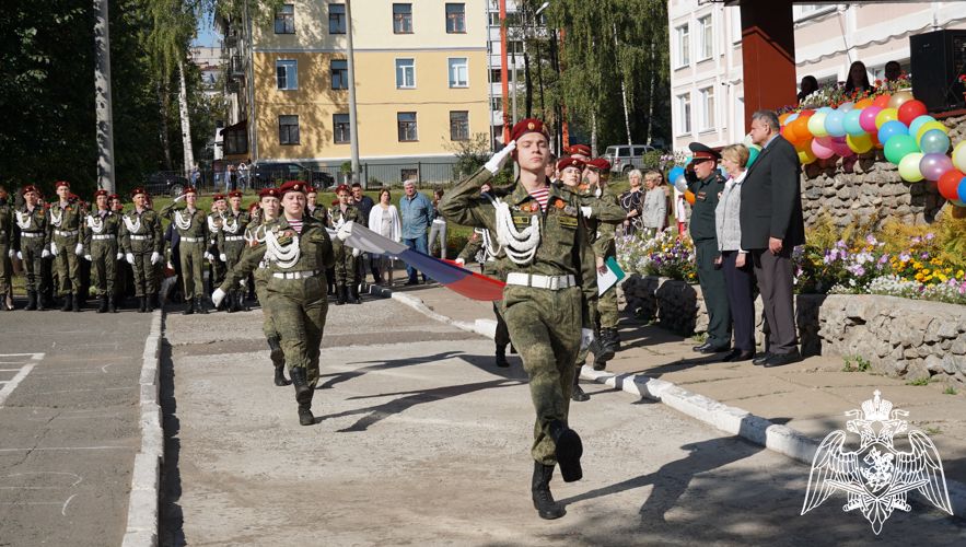 В Кирове росгвардейцы поздравили подшефных учеников с Днем знаний