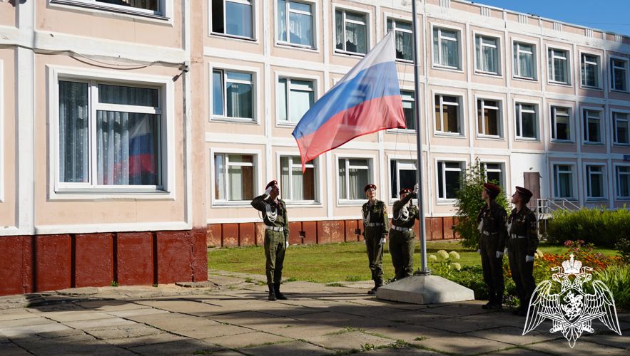 В Кирове росгвардейцы поздравили подшефных учеников с Днем знаний