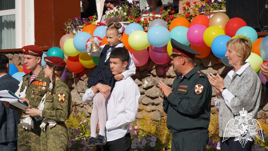 В Кирове росгвардейцы поздравили подшефных учеников с Днем знаний