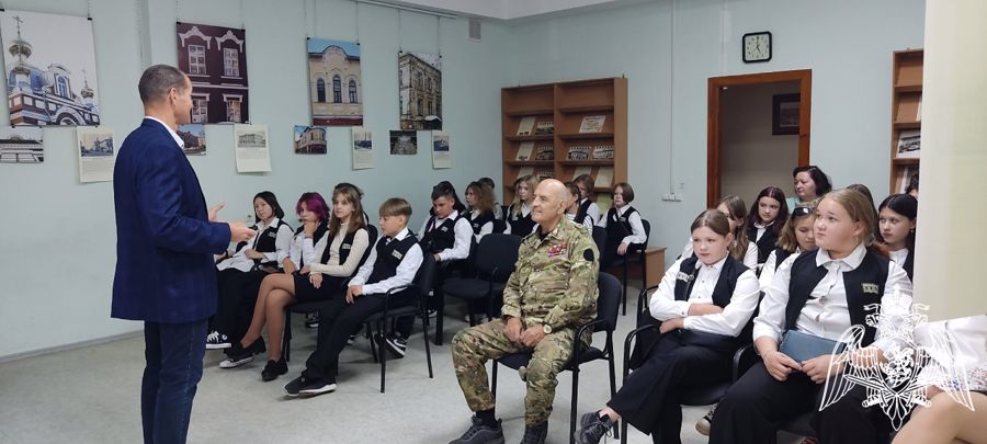 В Кирове в День знаний ветераны Росгвардии провели уроки истории родного края для школьников