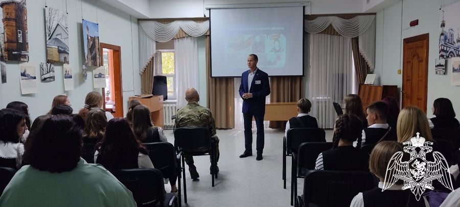 В Кирове в День знаний ветераны Росгвардии провели уроки истории родного края для школьников