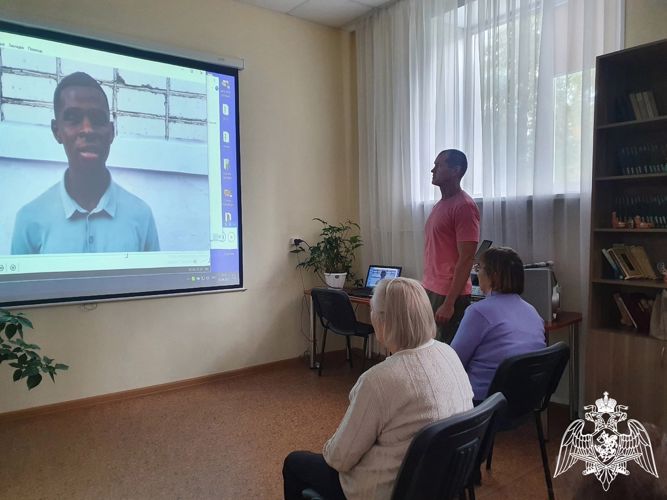 В Кирове ветеран Росгвардии с помощью студента из Гвинеи организовал виртуальную экскурсию для кировчан