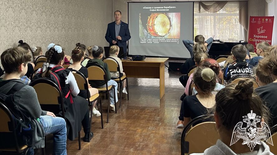 Ветеран Росгвардии рассказал ученикам кировской школы искусств о военной музыке