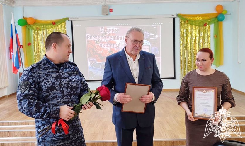 В Кирове учащиеся школы-интерната №3 поздравили сотрудников вневедомственной охраны Росгвардии с днем образования подразделения 
