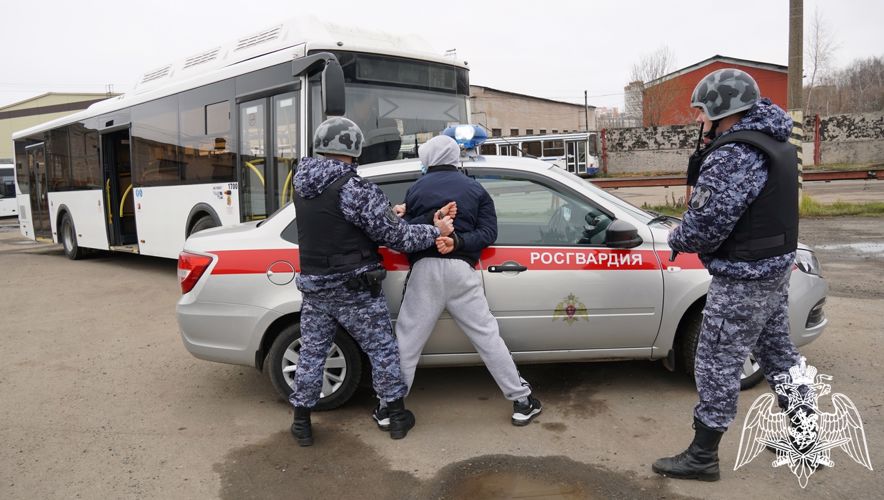 В Кирове росгвардейцы задержали подозреваемых в незаконном обороте наркотиков
