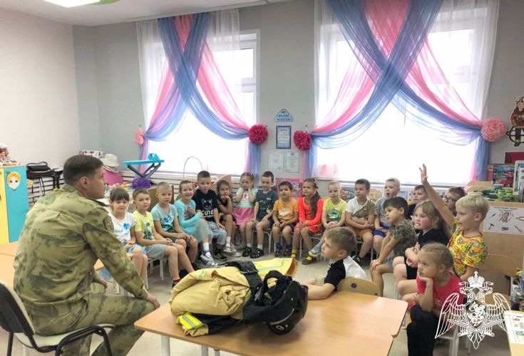 В Кирове офицер Росгвардии провел для воспитанников детского сада урок пожарной безопасности