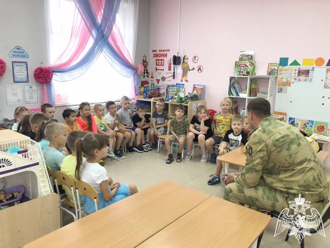 В Кирове офицер Росгвардии провел для воспитанников детского сада урок пожарной безопасности
