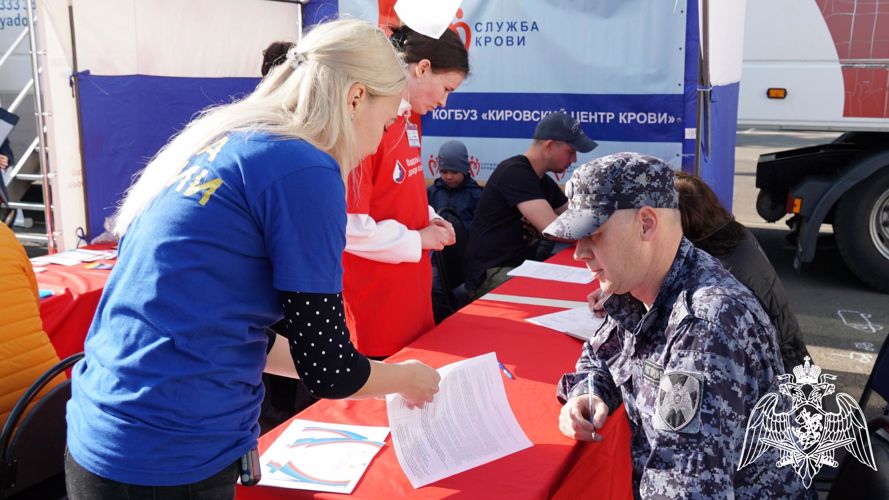В Кирове сотрудники Росгвардии поддержали донорскую акцию #ДавайВступай