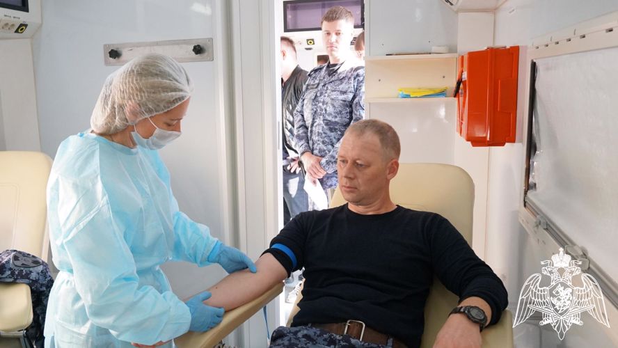В Кирове сотрудники Росгвардии поддержали донорскую акцию #ДавайВступай