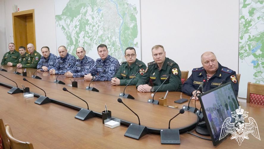 Глава администрации города Кирова наградил росгвардейцев за подготовку молодежи к военной службе