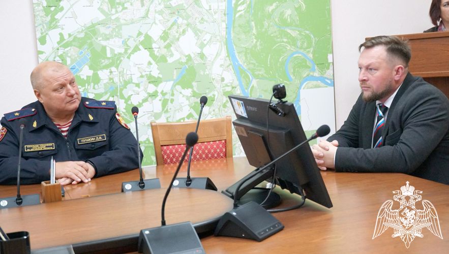 Глава администрации города Кирова наградил росгвардейцев за подготовку молодежи к военной службе
