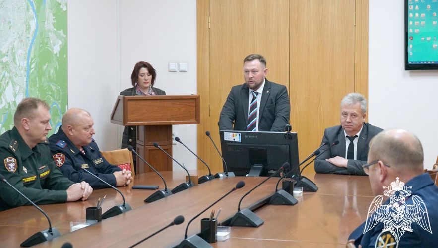 Глава администрации города Кирова наградил росгвардейцев за подготовку молодежи к военной службе